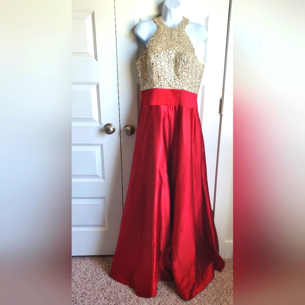 Red Prom/Formal Dress With Sequien and Stone Top in Women's Size 10